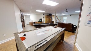 Games room - The Rose (Gatlinburg)