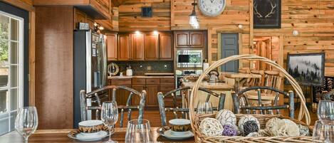 Cabin, Multiple Beds, Hot Tub, Mountain View | Dining