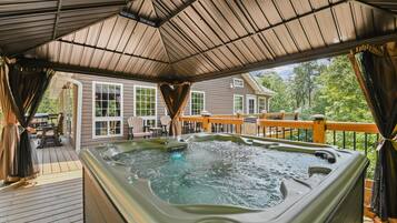 Cabana, várias camas, banheira de imersão, vista para a montanha | Terraço/pátio