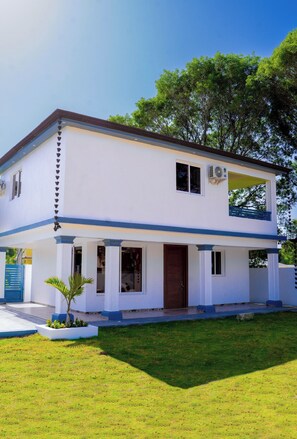 Exterior - Moncion Deluxe (Monción)