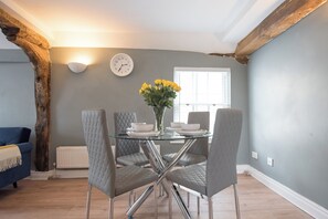 Dining - Central Colchester - Just 3 minutes walk to Colchester Castle and High Street! (Colchester)
