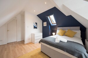 2 bedrooms, iron/ironing board, travel cot, WiFi - Central Colchester - Just 3 minutes walk to Colchester Castle and High Street! (Colchester)