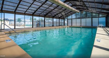 Water's Edge Retreat~LakeView Condo~Pointe Royale Resort~Pools/Hottub