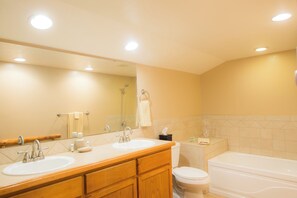 Dusche, umweltfreundliche Kosmetikartikel, Haartrockner, Handtücher