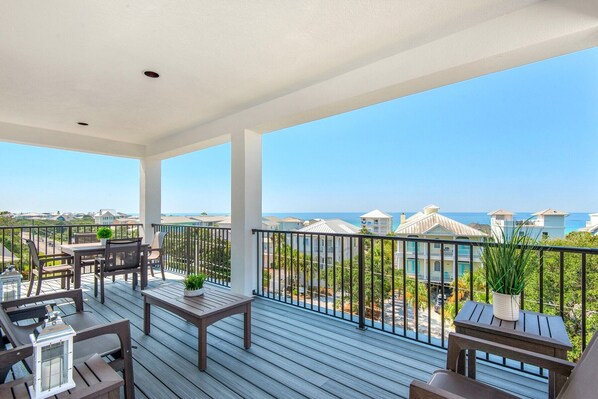 屋外ダイニングエリア