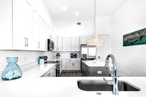 ثلاجة، ميكروويف، فرن، موقد طهي مسطح