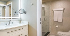 Dusche, Whirlpool, Haartrockner, Handtücher