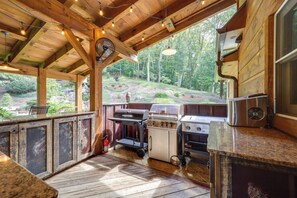 Property grounds - Peaceful All-Season Base w/ Fire Pit in Banner Elk (Banner Elk)