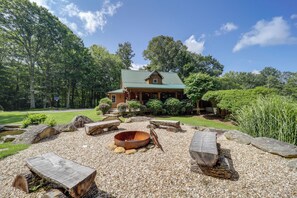 Property grounds - Peaceful All-Season Base w/ Fire Pit in Banner Elk (Banner Elk)