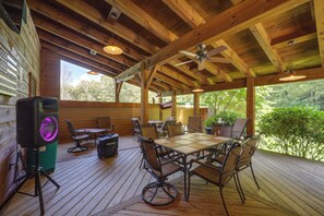 Outdoor dining - Peaceful All-Season Base w/ Fire Pit in Banner Elk (Banner Elk)