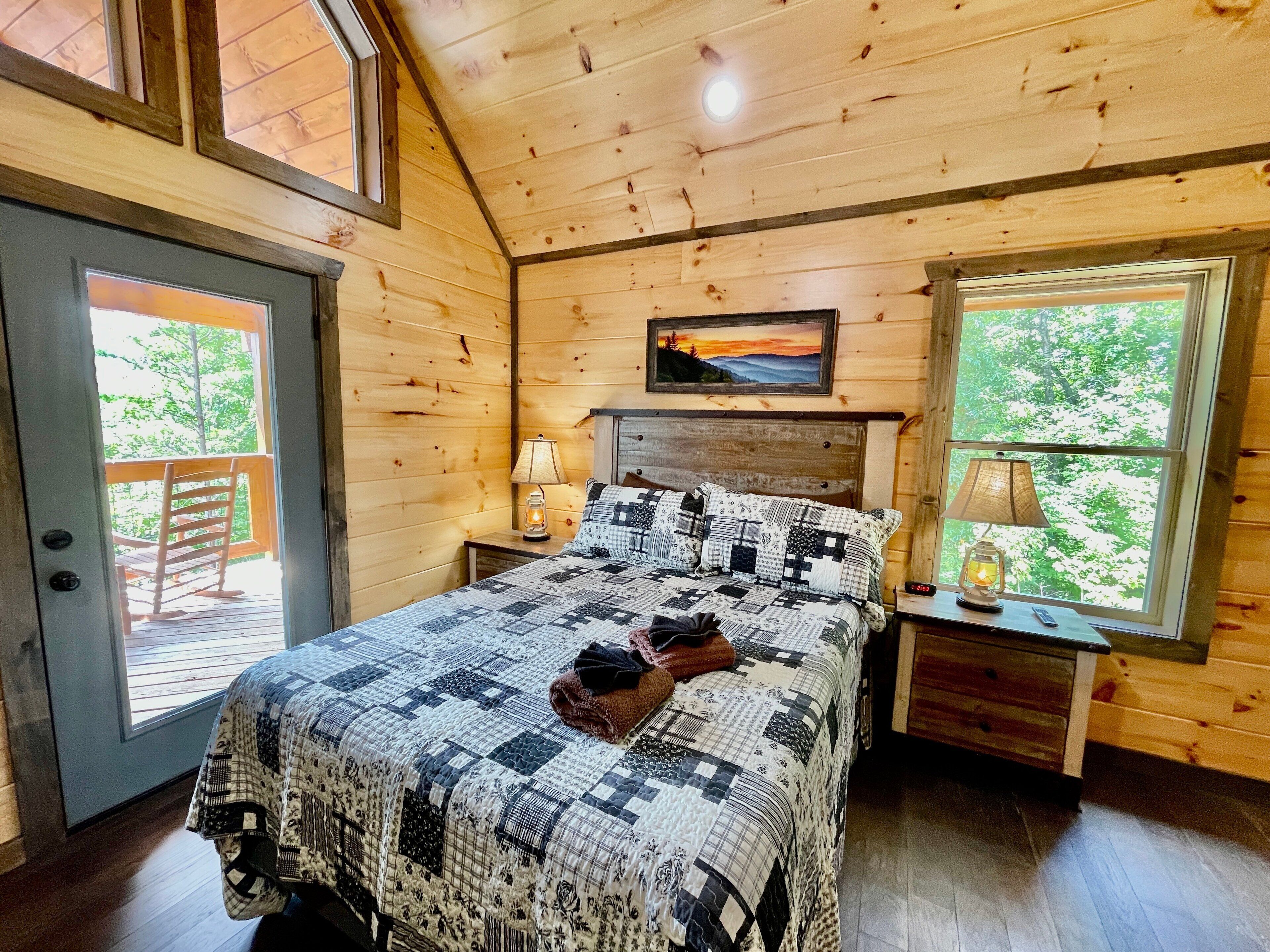 Cabaña, varias camas, bañera de hidromasaje, vistas a la montaña | 2 dormitorios, decoración individual, mobiliario individual