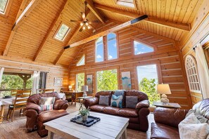 小屋, 多張床, 熱水浴缸 | 起居區 | 電視、壁爐