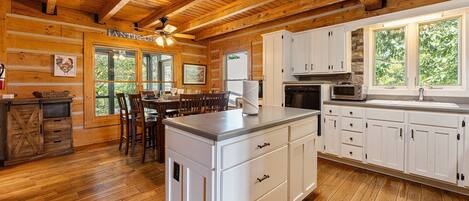 Cabin, Multiple Beds, Hot Tub | Private kitchen | Fridge, microwave, oven, stovetop
