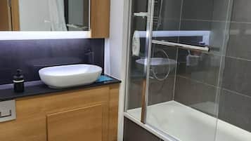 Căn hộ | Phòng tắm | Buồng tắm vòi sen, khăn tắm