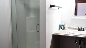 Traditional Room, 1 King Bed, Non Smoking, Mountain View | Bathroom | Hair dryer, towels