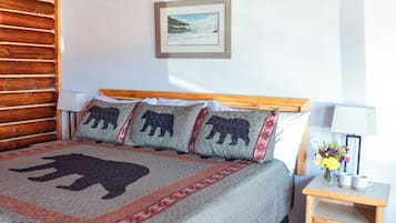 Traditional Room, 1 King Bed, Non Smoking, Mountain View | 1 bedroom, individually decorated, individually furnished, desk