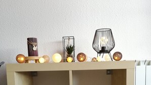 Una estantería con adornos y un pequeño cuadro enmarcado.