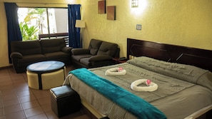 Standard Suite | Desk, free WiFi, bed sheets - Hotel Plaza Mazari (Suchiate)