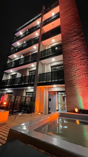 Front of property – evening/night - Distrito A by FMA Coliving (Salta)
