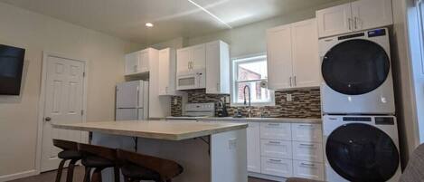 Refrigerador, microondas, horno y parrilla de estufa