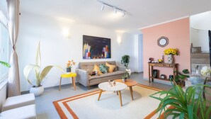 A modern living room with a sofa, coffee table, and potted plants. - Casa com 4 quartos na Vila Madalena (São Paulo)