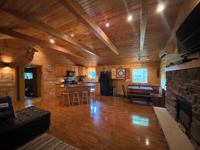 Beautiful cabin 11 miles from Beaver Stadium. Enjoy an unplugged PSU weekend.