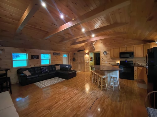 Beautiful cabin 11 miles from Beaver Stadium.  Enjoy an unplugged PSU weekend. 