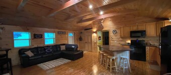 Beautiful cabin 11 miles from Beaver Stadium.  Enjoy an unplugged PSU weekend. 