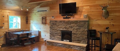 電視、壁爐、DVD 播放機