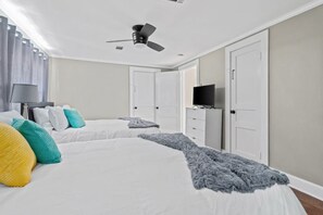 4 bedrooms, iron/ironing board, travel cot, WiFi - Hazel Street Bungalow, Sleeps 10 (Hot Springs)