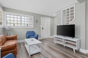 TV - Hazel Street Bungalow, Sleeps 10 (Hot Springs)