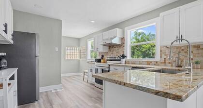 Hazel Street Bungalow, Sleeps 10