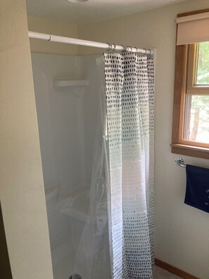 Regadera, toallas, jabón, papel de baño 