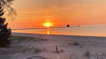 Plage, chaises longues, serviettes de plage