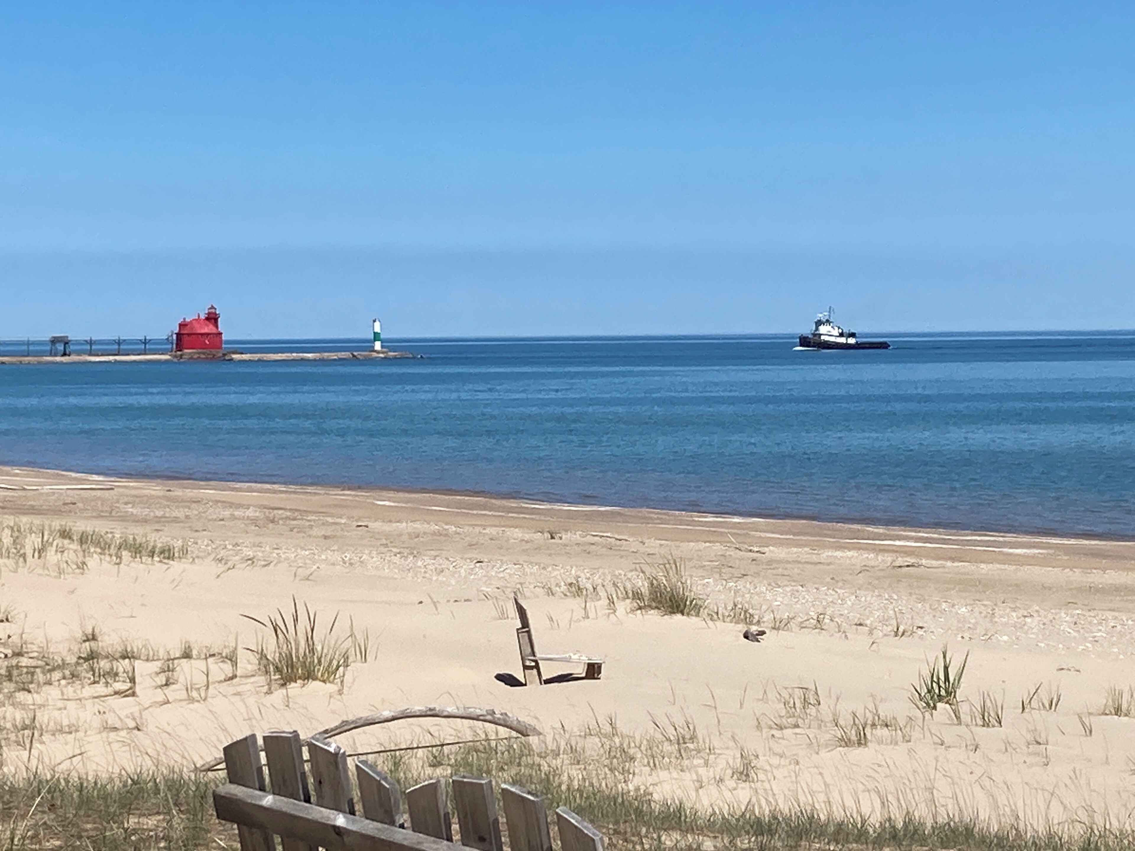 Plage, chaises longues, serviettes de plage