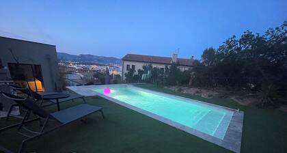 Villa Avec Piscine, vue mer et Montagnes