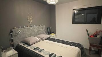 2 slaapkamers, een bureau, een strijkplank/strijkijzer, gratis wifi