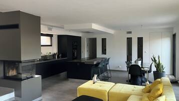 Televisie, een open haard en een printer