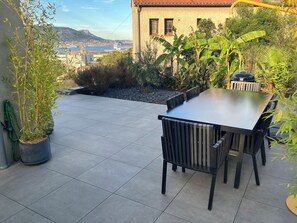 Outdoor dining - Villa Avec Piscine, vue mer et Montagnes (La Seyne-sur-Mer)