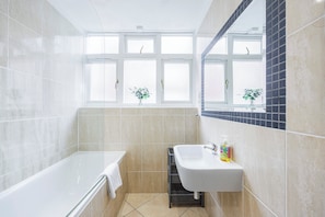 Douche, sèche-cheveux, serviettes fournies, savon