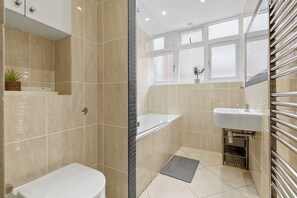 Chuveiro, secador de cabelo, toalhas de banho, sabonete