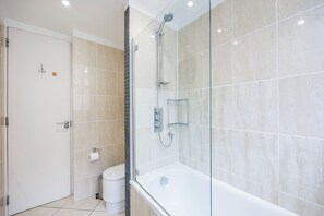 Shower, hair dryer, towels, soap - Royal in Russell Square (London)