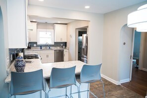 冰箱、微波炉、烤箱、炉灶