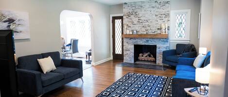 Een smart-tv en een open haard