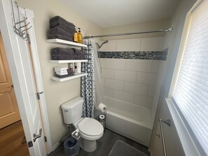 Asciugacapelli, bidet, asciugamani, sapone