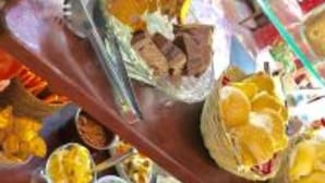 Une table de buffet avec divers plats et une bouteille d’eau.