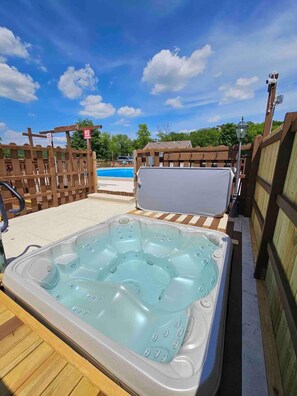 Outdoor spa tub - Branson, Table Rock Lake - direct access to water, Silver Dollar City - 1m (Branson)