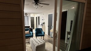 Een moderne woonkamer met een schuifdeur die leidt naar een balkon.