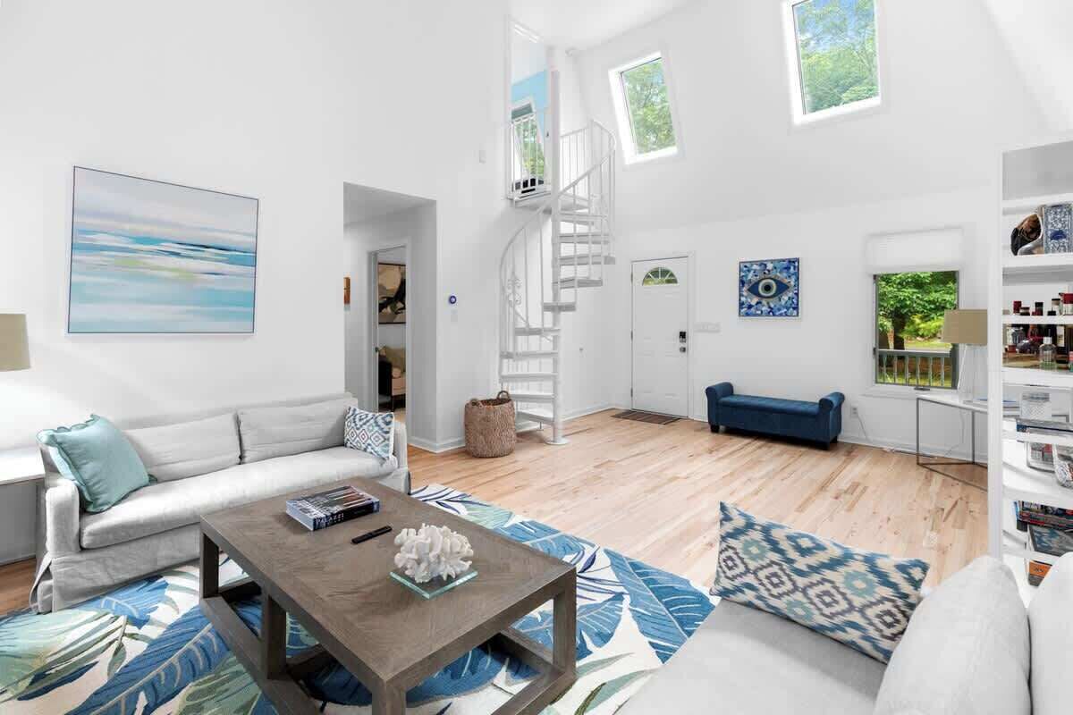 Smart-TV, Kamin, Arbeitsbereiche