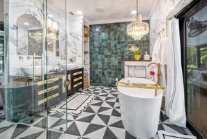 Shower, hair dryer, bidet, towels - Spacious Family Retreat with Pool Gym Sauna Pickleball and Guest Suite SLEEPS 16 (Naples)